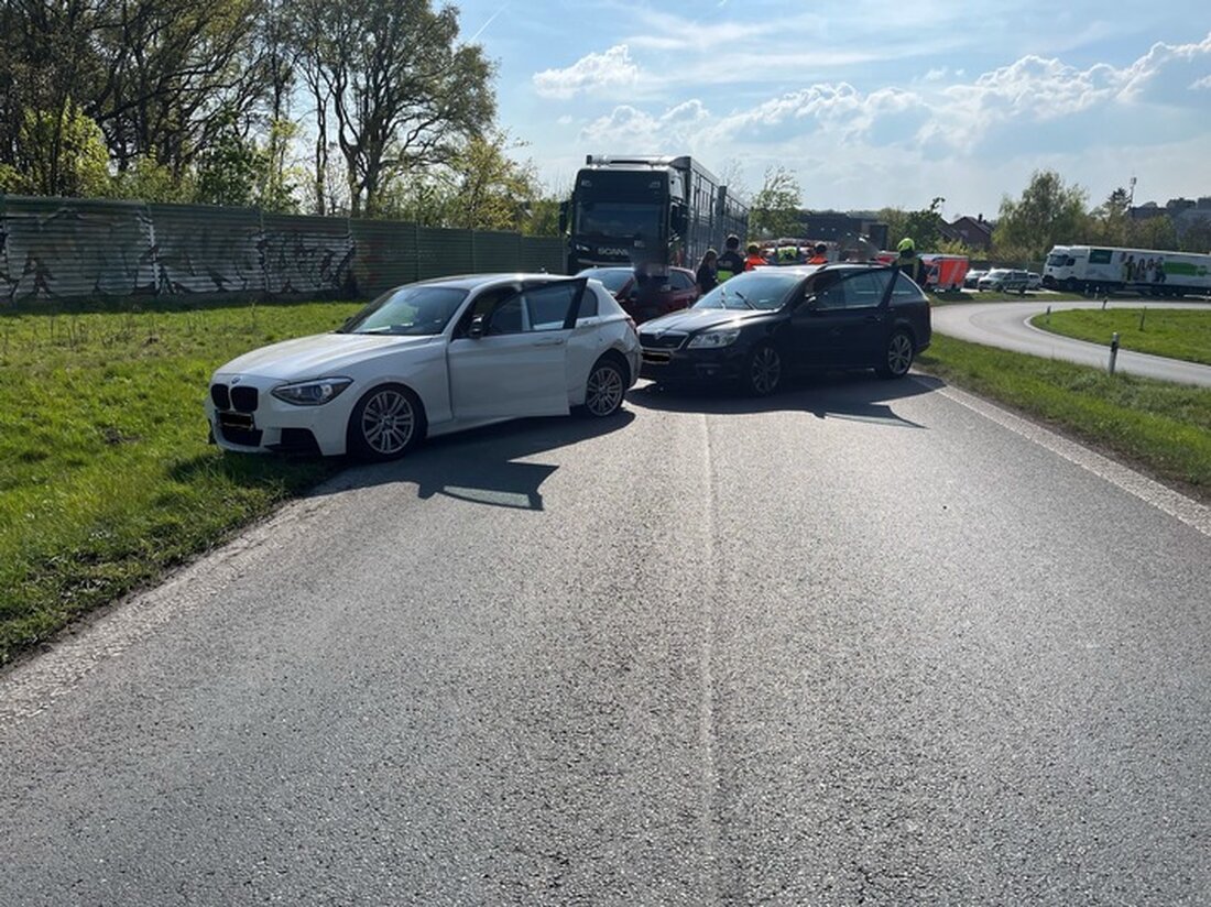 PKW-Fahrer in Rheda-Wiedenbrück abgelenkt und fährt auf Pannenfahrzeug auf. Drei Verletzte bei Unfall am 14.04.2025.