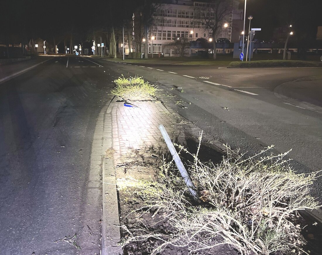 Unbekannter Seat-Fahrer überfährt Verkehrsinsel in Espelkamp und flüchtet. Polizei bittet um Hinweise zum Vorfall.