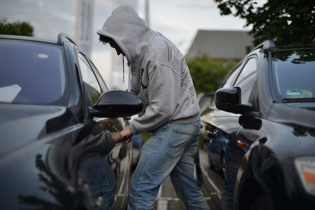 Auf P+R-Parkplatz in Erkrath-Hochdahl wurden vier Autos aufgebrochen. Polizei Mettmann sucht Zeugen und Hinweise.