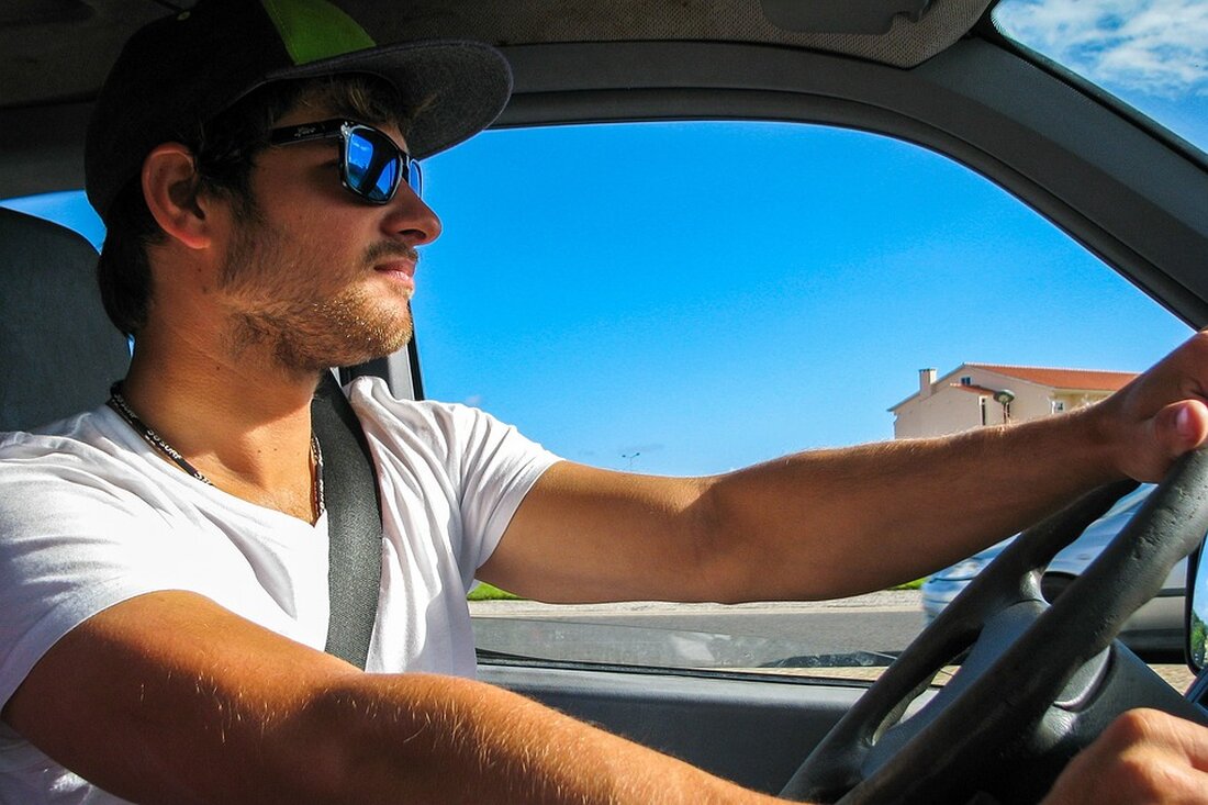 Autofahrer missachtet rote Ampel: Fußgängerin und Mädchen angefahren und schwer verletzt Eine 33 Jahre alte Fußgängerin und ihre fünfjährige Tochter sind am Mittwochabend in Taucha von einem Auto angefahren worden. Beide kamen schwer verletzt in ein Krankenhaus. Der Autofahrer hatte offenbar eine rote Ampel missachtet. Details zum Unfall Taucha. Ein Fünfjähriges Mädchen und seine Mutter sind am Mittwochabend in Taucha von einem Auto angefahren und schwer verletzt worden. Wie die Polizei am Donnerstag mitteilte, überquerten die 33-jährige Fußgängerin und ihre Roller fahrende Tochter gegen 18.15 Uhr eine Straße. Ein 74 Jahre alter Autofahrer fuhr auf der Leipziger Straße in Richtung …