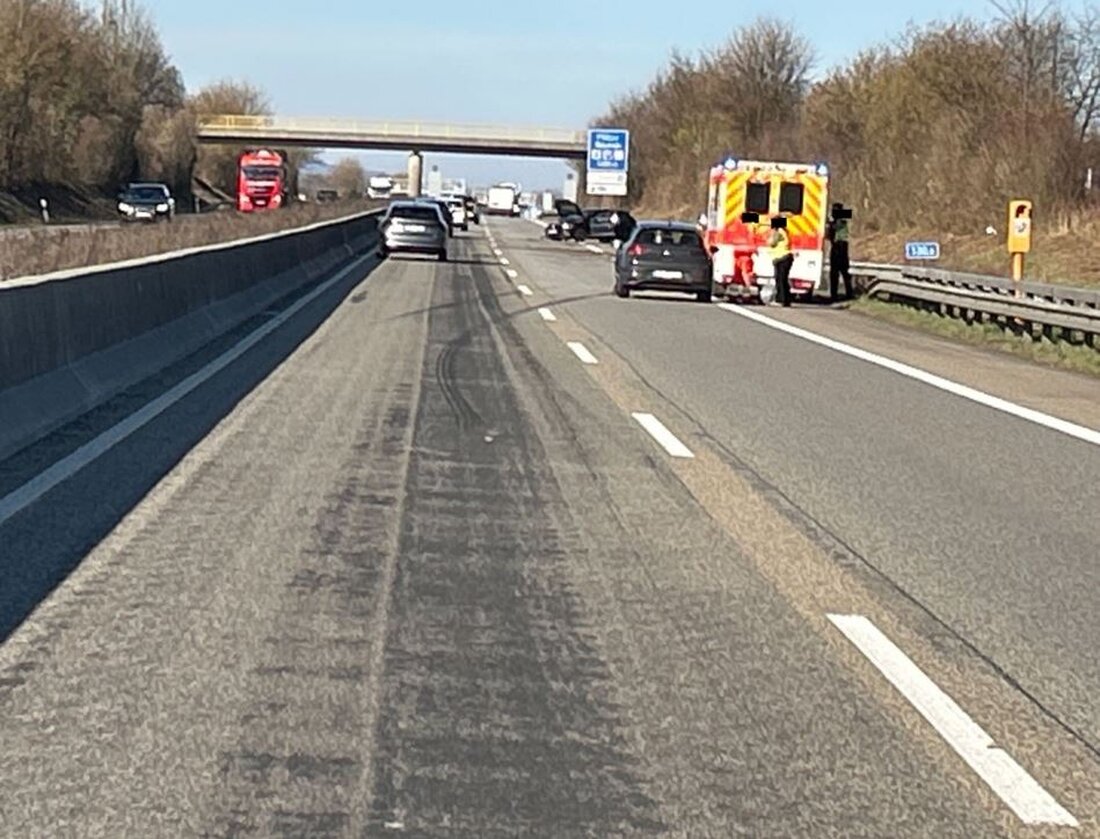 Auf der A65 bei Edesheim kam es zu einem Unfall durch Fahrstreifenwechsel. Polizei sucht Zeugen für Details zum Geschehen.