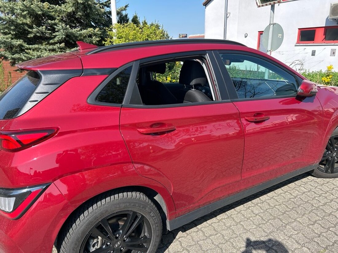 Unbekannte brechen PKW am Parkplatz der Totenkopfhütte auf. Die Polizei Landau sucht Zeugen. Wertgegenstände sollten nicht im Auto bleiben.