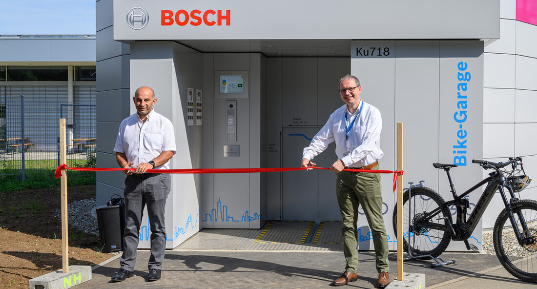 Die Robert Bosch GmbH hat am Standort Kusterdingen ein zweites Fahrradparkhaus für ihre Mitarbeiter eröffnet. Das Land unterstützt die Projekte im Rahmen des Förderprogramms „Unternehmens- und Dienstmobilitätsmanagement (B²MM)“ mit insgesamt 275.000 Euro. Das Robert Bosch GMBH Am Standort Kusterdingen stehen den Mitarbeitern 125 platzsparende, überdachte und sichere Fahrradstellplätze in unmittelbarer Nähe der Werkseinfahrt zur Verfügung. Der Bau des Fahrradparkhauses wurde mit Mitteln des baden-württembergischen Verkehrsministeriums gefördert. „Es ist ein Signal, wenn Unternehmen wie Bosch nachhaltige Mobilitätskonzepte für ihre Mitarbeiter unterstützen. Die Fahrradgarage ist eine innovative, sichere und platzsparende Lösung, um den Umstieg aufs Fahrrad attraktiv zu machen“, so Verkehrsminister Winfried …