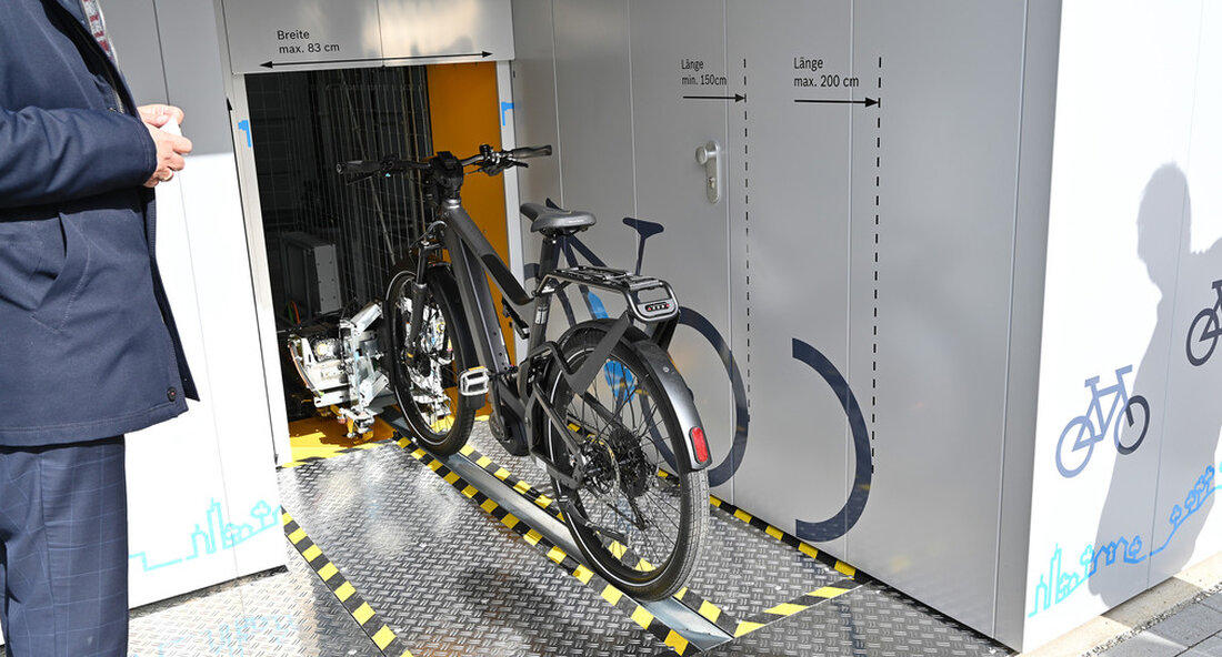 Die erste automatische Fahrradgarage am Standort Bosch in Reutlingen wurde eröffnet. Verkehrsminister Hermann hat die neue Garage getestet, die das Radfahren für die Mitarbeiter von Bosch noch attraktiver machen soll. Verkehrsminister Winfried HermannOberbürgermeister Thomas Keck und Jens Fabrowsky, Vorstandsmitglied Automotive Electronics der Robert Bosch GmbH, eröffneten am Montag, 5. Oktober 2020, die erste automatische Fahrradgarage Bosch-Standort in Reutlingen. Der Staat unterstützte den Bau mit Subventionen. In der Fahrradgarage können auf einer Fläche von 50 Quadratmetern bis zu 122 Fahrräder abgestellt werden, die auf dem Werksgelände wetter- und diebstahlsicher sind. „Ich freue mich sehr, dass sich die Robert Bosch GmbH das …