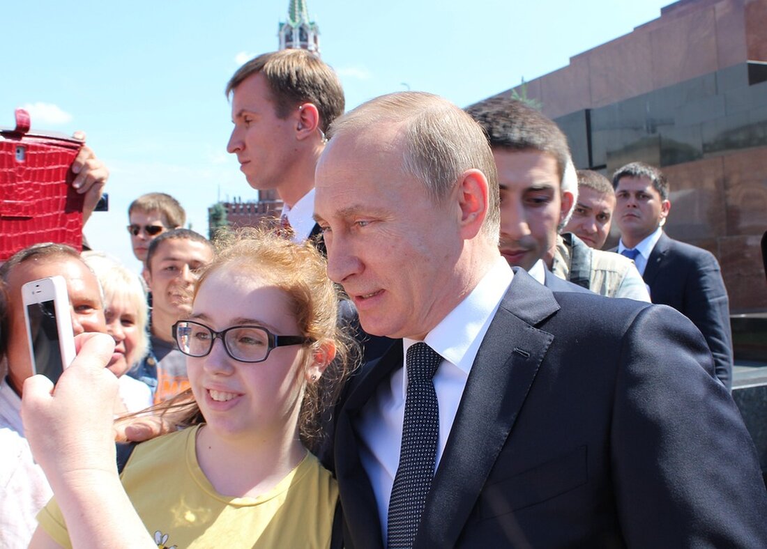 Am kommenden Sonntag, den 23. Juni 2024, wird das Autor:innen-Duo Dr. Gesine Dornblüth und Thomas Franke in der Heinrich-Schulz-Bibliothek ihren aktuellen Bestseller „Jenseits von Putin – Russlands toxische Gesellschaft“ vorstellen. Das Buch beleuchtet die gesellschaftlichen Entwicklungen in Russland, die dazu geführt haben, dass Gewalt als politisches Mittel akzeptiert wird. Die Autoren erklären, dass das Expansionsstreben Russlands durch nationalistische Kräfte vorangetrieben wird, während demokratische Werte in den Hintergrund geraten sind. Der zukünftige Frieden in Europa hängt laut Dornblüth und Franke davon ab, wie gut wir die russische Gesellschaft verstehen und angemessen darauf reagieren. Dr. Gesine Dornblüth, eine promovierte Slavistin und Hörfunkjournalistin, …