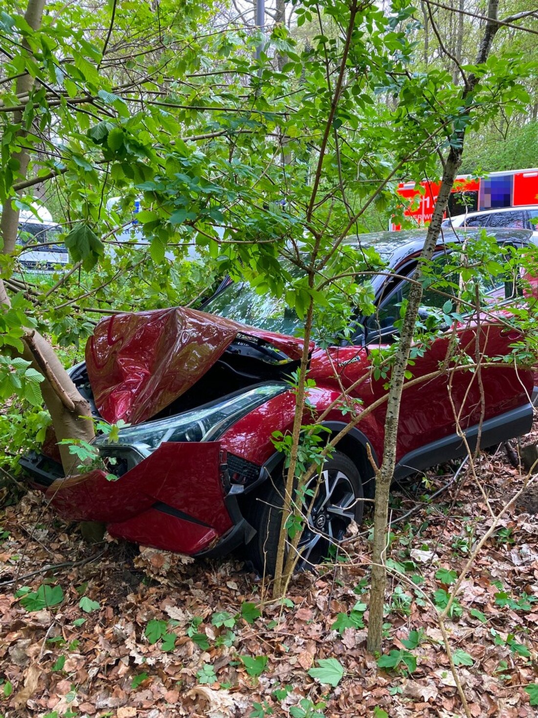 Eine 66-jährige Autofahrerin in Bochum verlor die Kontrolle beim Wenden, verletzte zwei Personen und verursachte hohen Sachschaden.