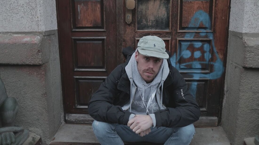 Vinyl/Download/Stream: https://azudemsk.lnk.to/blessedindreck AzudemSK ist „Blessed in Dreck“, im Februar 2019 erscheint endlich das neue Soloalbum nach „Bis das Leben applaudiert“ über HHV. Features stammen von Lord Torture & Mob MC. Die 12 Produktionen stammen von 12 Produzenten, darunter Orange Field, B-Side, Flitz&Soppe, Pavel und Spaze Windu. Die Schnitte stammen von Mighty Maigl, DJ Robert Smith und Educut. Mix & Mastering von B-Side. „Blessed in Dirt“ ist als Gatefold 2LP, CD, Tape und digital erhältlich. Außerdem erscheint auch die erste Single „Sick & Tired Pt. 2“ auf 7“. https://www.facebook.com/AzudemSK/ https://www.instagram.com/azudemsk/ https://azudemsk. bandcamp.com/ https://www.facebook.com/hhvrecords https://www.instagram.com/hhvrecords https://twitter.com/hhvrecords https://soundcloud.com/hhvrecords Beat: L One Video: Arvid …