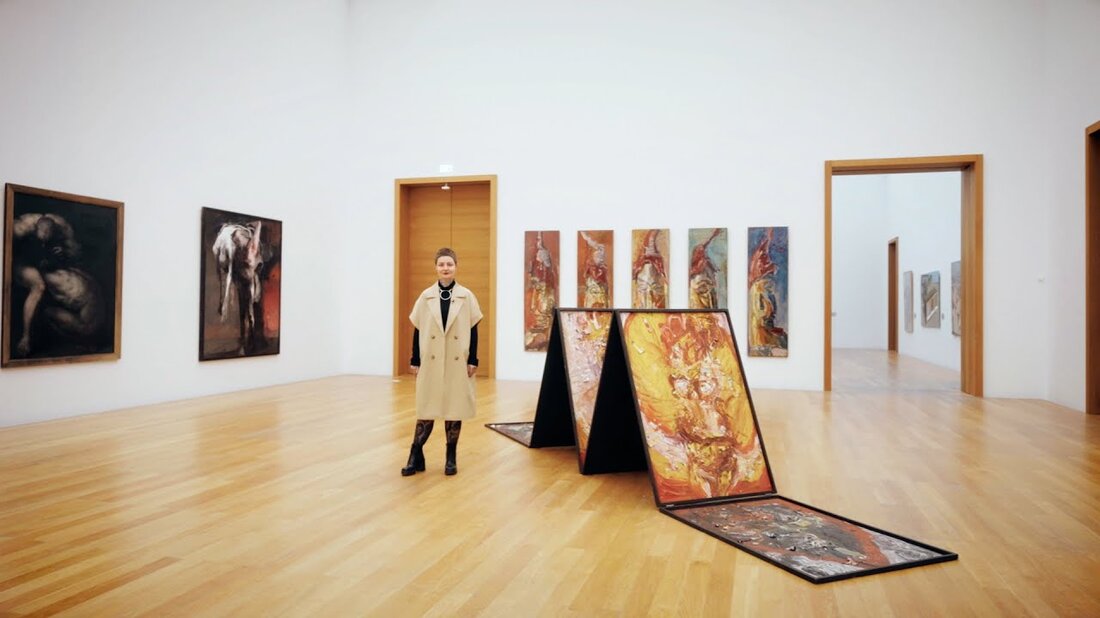Das Museum der bildenden Künste Leipzig präsentiert erstmals auf fast der gesamten Fläche des dritten Obergeschosses seinen vielleicht bedeutendsten Kunstschatz: Gemälde und Skulpturen aus Leipzig des 20. und 21. Jahrhunderts. Mehr als 200 Werke sollen in einen aktiven Dialog mit den Museumsbesuchern treten. Die Journalistin und Autorin Nastassja von der Weiden nimmt Sie mit auf einen Rundgang durch die Ausstellung. Sie trifft unter anderem die Kuratoren Marcus Andrew Hurttig und Jeannette Stoschek (Kuratorin der Parallelausstellung RICARDA ROGGAN. THE DARK DESIRE OF THINGS), den Regisseur Stefan Weppelmann sowie die ehemalige Direktorin der HGB-Galerie Christine Rink und die Fotografin Ricarda Roggan . …