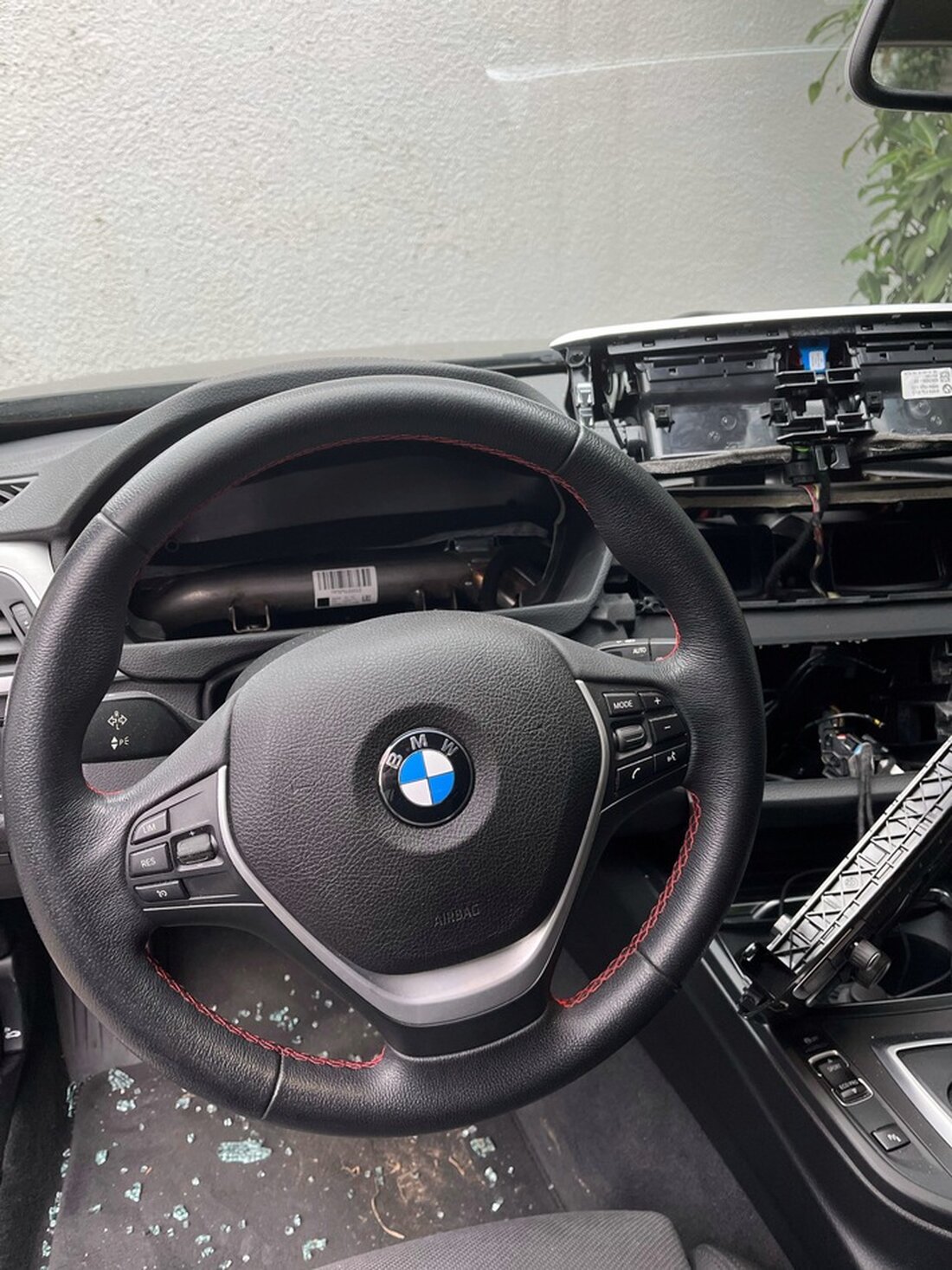Unbekannte entwendeten am 26.03. in Burscheid Tacho und Multimediaeinheit aus einem BMW. Ermittlungen laufen.