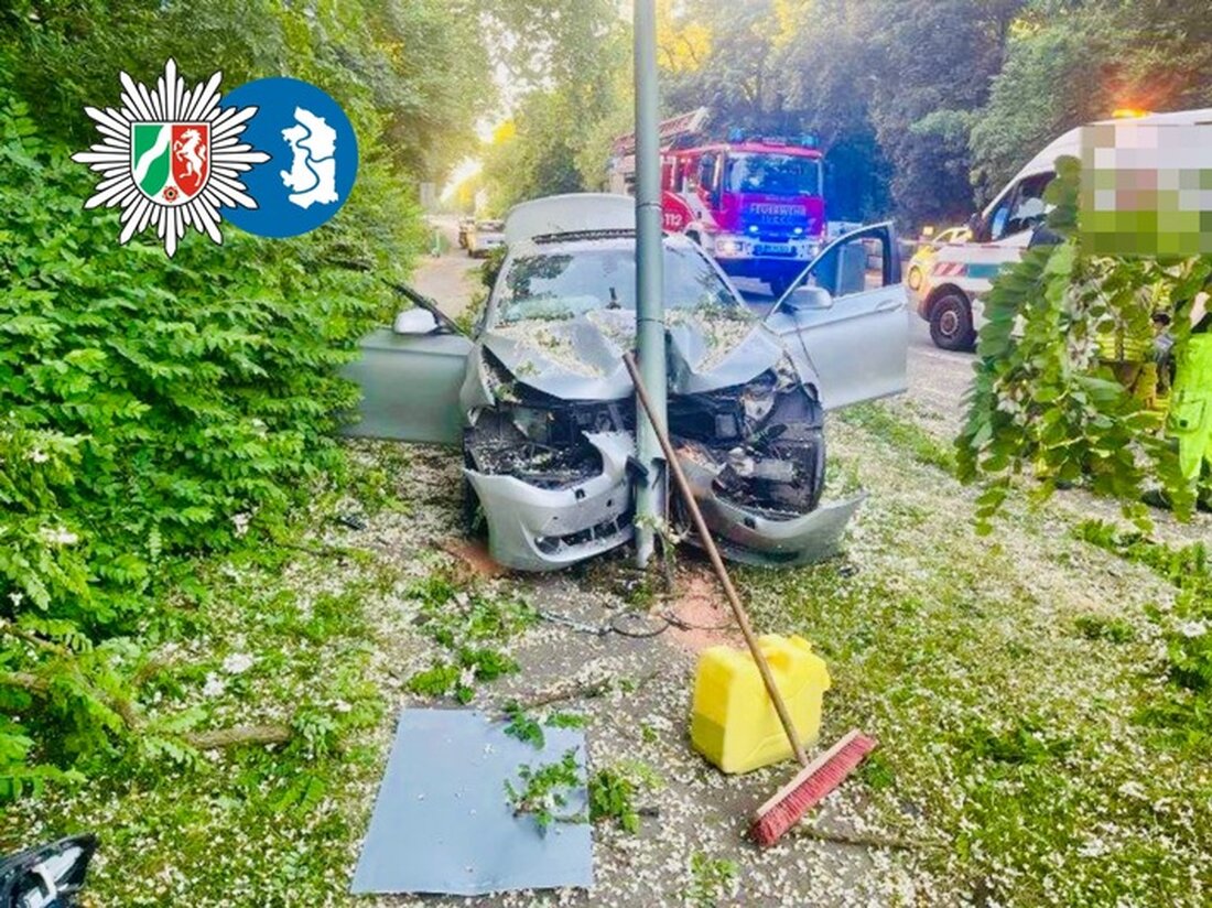 In Duisburg, ein BMW-Fahrer verlor die Kontrolle und kollidierte mit einer Straßenlaterne. Polizei ermittelt wegen Raserei.