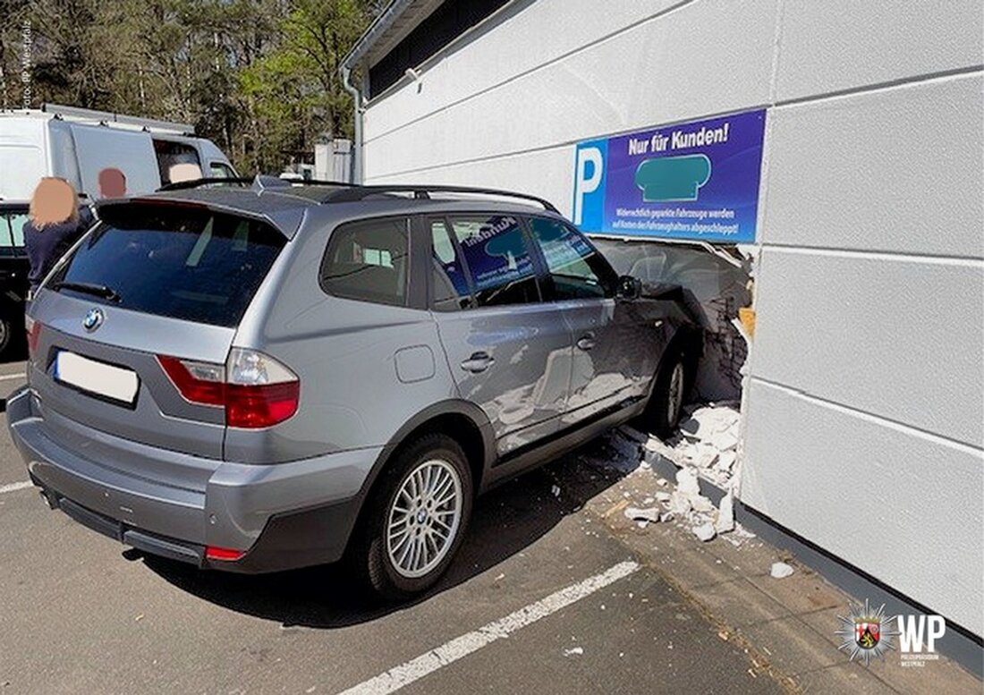 Ein Autofahrer verwechselte Gas und Bremse in der Merkurstraße und durchbrach mit seinem BMW die Wand eines Marktes. Glücklicherweise blieb er unverletzt.