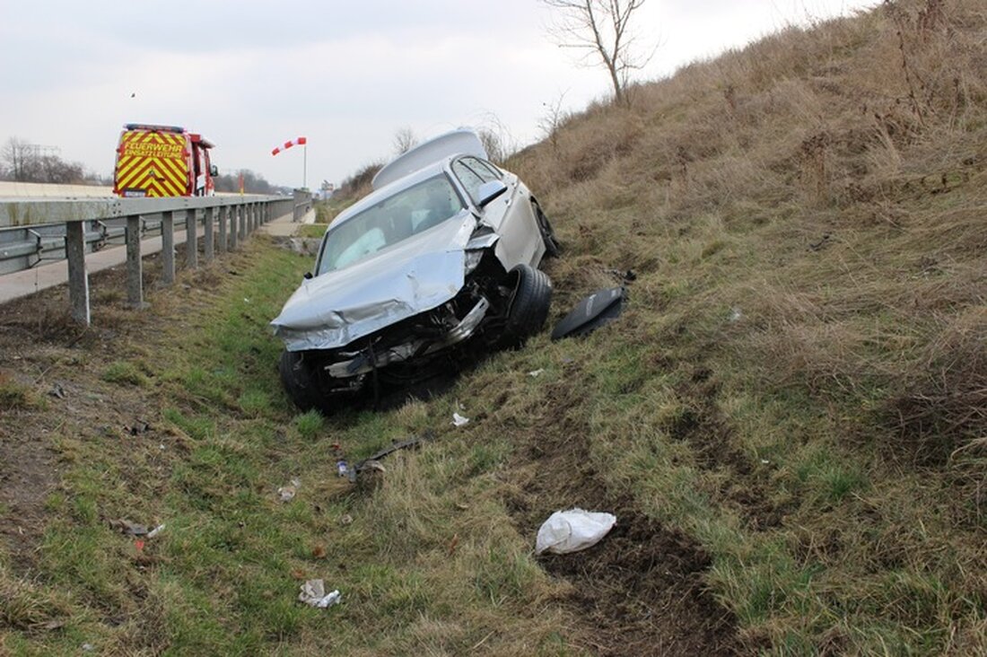 Ein BMW durchbricht auf der A4 die Schutzplanke, leichter Verletzter und Verkehrsbehinderungen zwischen Gera-Leumnitz und Ronneburg.