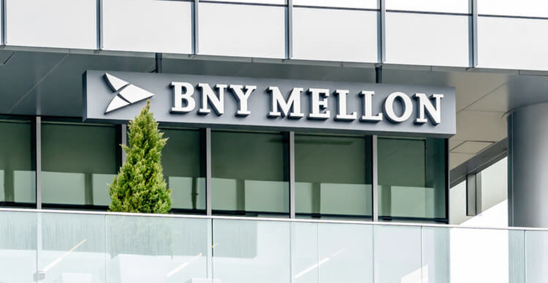 BNY Mellon hat eine Kryptowährungs-Custody-Einheit in Irland gegründet, da die Einführung von Kryptowährungen trotz sinkender Preise weitergeht Die Bank of New York Mellon Corporation (BNY Mellon), Amerikas älteste Bank, wird im Kryptowährungsbereich immer aktiver. Die Bank hat über ihre neue Digital Asset Unit mit Sitz in Dublin einen Verwahrungsdienst für Kryptowährungen eingeführt. Laut der Geschäftspost, hat BNY Mellon den Digital Innovation Hub ins Leben gerufen, und das Unternehmen wird seinen Kunden in verschiedenen Teilen der Welt Kryptowährungsverwahrungsdienste anbieten. Das Unternehmen wird von der irischen Zentralbank reguliert und dient als Depotbank für Kryptowährungen wie Bitcoin und andere digitale Vermögenswerte wie nicht …