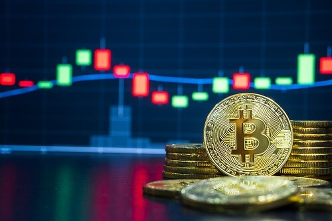 Der Bitcoin-Preis stieg am Dienstag an der Krypto-Börse Bitstamp auf einen Höchststand von 28.142 US-Dollar. Die Gewinne kamen, als der Kryptomarkt auf die Nachricht vom Sieg von Grayscale gegen die SEC reagierte. Der Bitcoin-Preis erlebte am Dienstagnachmittag einen enormen Anstieg der Volatilität, als die Preise auf dem gesamten Kryptomarkt stiegen. Die nach Marktkapitalisierung größte Kryptowährung der Welt sprang um 13:05 Uhr ET um 7 % auf einen Höchststand von 28.142 US-Dollar, wobei die Krypto-Marktkapitalisierung um 6 % auf 1,15 Billionen US-Dollar stieg. Bitcoin-Preisdiagramm Anderswo auf dem Markt erreichte Ethereum Höchststände von 1.740 US-Dollar und sein Wert stieg in den letzten …