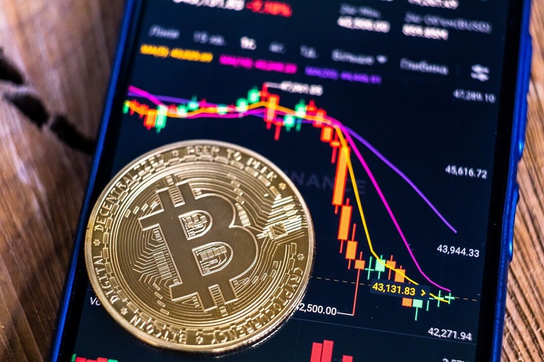 Bitcoin fiel auf unter 62.000 US-Dollar, nachdem er zuvor auf über 64.700 US-Dollar gestiegen war, als Hongkonger Spot-Bitcoin- und Ethereum-ETFs mit dem Handel begannen. Die Daten zeigten, dass das Handelsvolumen knapp über 11 Millionen US-Dollar erreichte, während die Erwartungen bei über 300 Millionen US-Dollar lagen. Der Bitcoin-Preis fiel erneut unter 62.000 US-Dollar, da der Markt auf weniger ermutigende Zahlen vom ersten Handelstag für vielgepriesene Spot-Bitcoin- und Ethereum-ETFs in Hongkong reagierte. Zum Zeitpunkt des Verfassens dieses Artikels war BTC um etwa 1,4 % gesunken, nachdem es an den wichtigsten Krypto-Börsen Tiefststände von 61.587 US-Dollar erreicht hatte. Die Benchmark-Kryptowährung, die seit ihrer …