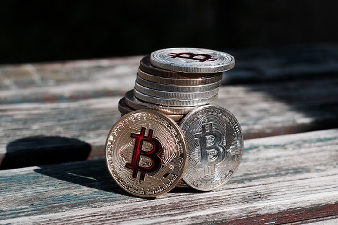 Der Start des Bitcoin-Stakings von Babylon am 22. August trieb die Transaktionsgebühren auf 132 bis 137 US-Dollar. Über 12.700 Staker füllten schnell die „Nur-Sperrphase“ des Babylon-Programms aus. Babylon hat im Mai 2024 70 Millionen US-Dollar eingesammelt, nach einer Serie A über 18 Millionen US-Dollar im Dezember 2023. Am 22. August erreichte Babylon, ein bahnbrechendes Bitcoin-Staking-System, einen bedeutenden Meilenstein mit der Start der ersten Phase seines selbstverwalteten Mainnets. Das selbstverwaltete Mainnet ermöglicht das Staking von Bitcoin (BTC) über Smart Contracts, wodurch sein Nutzen über seine traditionelle Rolle als Handelsmedium und Wertaufbewahrungsmittel hinaus erweitert wird. Bitcoin-Transaktionsgebühren steigen von unter 1 $ auf …