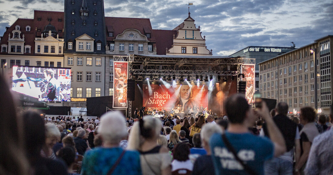 BachStage 2023 auf dem Leipziger Markt Am 8. Juni beginnt das Bachfest Leipzig 2023. Gefeiert wird am ersten Festival-Wochenende auch auf dem Leipziger Markt: „BachStage 2023“ präsentiert am 10. und 11. Juni 2023 Bach-Cross-over von Wiener Folklore bis Heavy Metal. Vor Ort gibt es zudem ein gastronomisches Angebot. Der Eintritt für alle Veranstaltungen der BachStage ist frei, Präsentationspartner ist die Sparkasse Leipzig. © Emanuel Mathias Eröffnet wird die Bach-Stage am 10. Juni um 18 Uhr mit dem Programm „Wettstreit 1723“. Miriam Feuersinger, eine der führenden Bach-Sopranistinnen, und der ebenfalls preisgekrönte Blockflötist Stefan Temmingh werden begleitet vom Capricornus Consort Basel. Son &hellip;