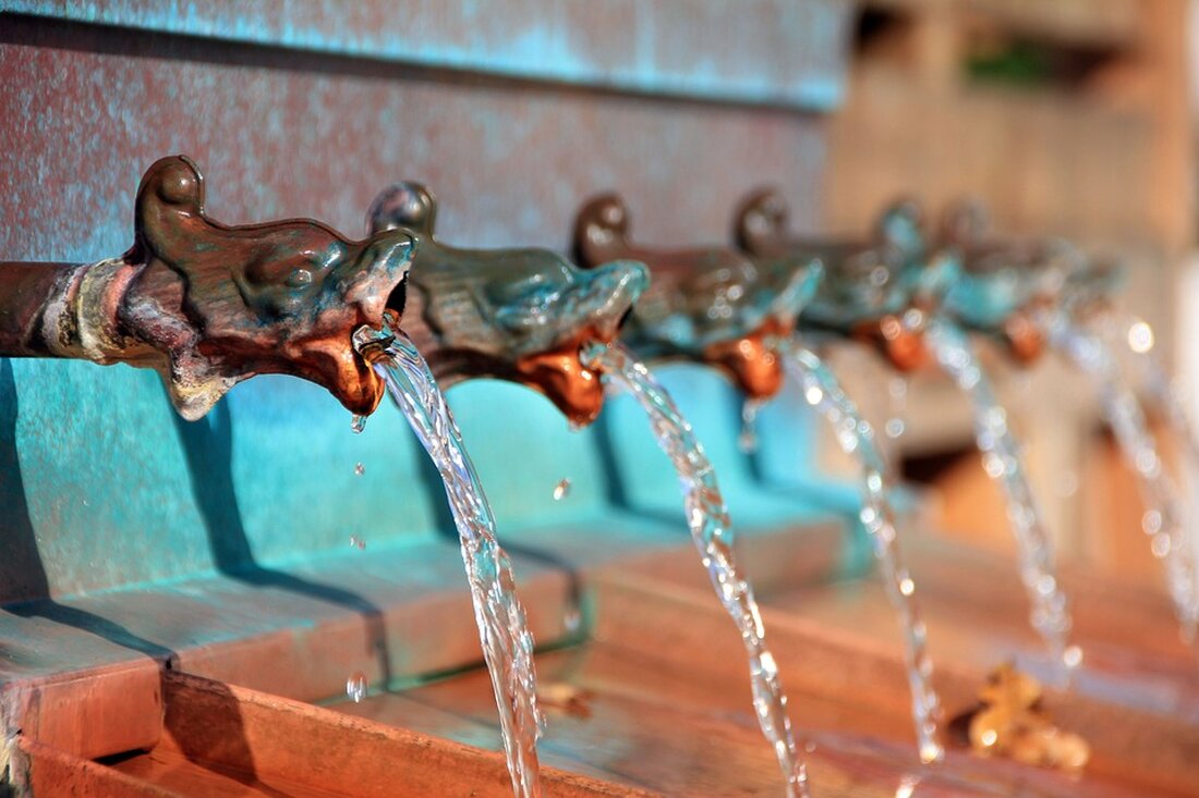 Bad Lauchstädt. Vom Wasserstoffkernnetz ist in diesen Tagen und Wochen viel die Rede. In Bad Lauchstädt ist es zu sehen. Jedenfalls ein erstes Teilstück davon. „Es ist das Herz vom Kernnetz“, erklärt Cornelia Müller-Pagel. Sie ist die Projektleiterin für den Energiepark Bad Lauchstädt in Sachsen-Anhalt. Er befindet sich in unmittelbarer Nachbarschaft zu den Erdgas-Untergrundspeichern des Leipziger Gashändlers VNG. In diesem Park soll ab Mitte 2025 grüner Wasserstoff produziert werden. Strom kommt aus Windkraftanlagen Aktuell drehen sich bereits mehrere Kräne, werden Windräder errichtet, schieben Raupen die Flächen plan, auf denen der Elektrolyseur gebaut werden soll. Ein Elektrolyseur, auch Wasserspalter genannt, wandelt …