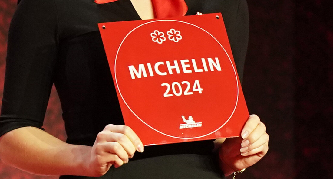 Baden-Württemberg: Fünf Restaurants erhalten erstmals Michelin-Stern In Baden-Württemberg haben dieses Jahr fünf Restaurants erstmals die begehrte Auszeichnung mit einem Michelin-Stern erhalten. Dies zeigt einmal mehr, dass das Bundesland eine bedeutende Adresse für Feinschmecker und ein Synonym für Spitzenküche sowohl in Deutschland als auch international ist. Die neuen Sterne wurden im Restaurantführer „Guide Michelin“ verliehen. Dr. Patrick Rapp, Staatssekretär im Ministerium für Wirtschaft, Arbeit und Tourismus, lobt die Köchinnen und Köche des Landes für ihre Kreativität und Innovationskraft. Er betont die Bedeutung der Auszeichnungen für den Ruf Baden-Württembergs als Genuss-Destination. Sowohl einheimische als auch internationale Gäste werden von der High-End-Küche des …