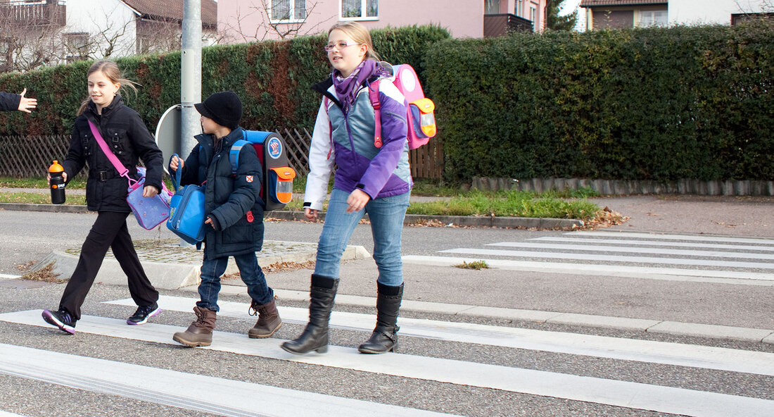 Baden-Württemberg setzt auf mehr Fuß- und Radverkehr bis 2030 In Baden-Württemberg sollen bis zum Jahr 2030 die Hälfte aller Wege zu Fuß oder mit dem Fahrrad zurückgelegt werden. Um dieses ehrgeizige Ziel zu erreichen, legen 15 ausgewählte Kommunen im Rahmen der Fußverkehrs-Checks 2024/25 einen besonderen Fokus auf sichere Schulwege und Schulstraßen. Die Fußverkehrs-Checks dienen dazu, die Situation für Fußgängerinnen und Fußgänger vor Ort zu überprüfen und Verbesserungspotenziale aufzuzeigen. In diesem Jahr steht die Sicherheit von Schulwegen im Vordergrund, um Schülerinnen und Schüler zu ermutigen, eigenständig zur Schule zu gehen. Staatssekretärin Elke Zimmer betonte die Bedeutung der Sicherheit auf diesen Wegen, …