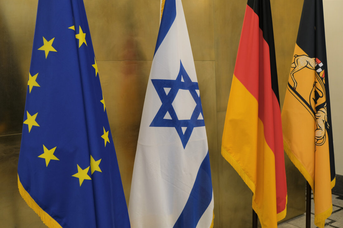 Baden-Württemberg bekräftigt Solidarität mit Israel nach einjährigem Gedenken an Hamas-Angriff Ein Jahr nach dem verheerenden Angriff der radikalislamistischen Hamas auf Israel am 7. Oktober 2023 bekräftigt Baden-Württemberg seine unerschütterliche Solidarität mit dem jüdischen Staat. Thomas Strobl, der stellvertretende Ministerpräsident und Innenminister, äußerte sich anlässlich des Jahrestages und betonte die besondere Verantwortung Deutschlands zum Schutz jüdischen Lebens. „Wir stehen unverändert fest und solidarisch an der Seite Israels“, erklärte Strobl und verurteilte die in Deutschland beobachteten antisemitischen Tendenzen, die während Demonstrationen in Freude über den Angriff Ausdruck fanden. Die aktuellen Sicherheitslage in Baden-Württemberg ist weiterhin angespannt. In Vorbereitung auf den bevorstehenden Jahrestag …