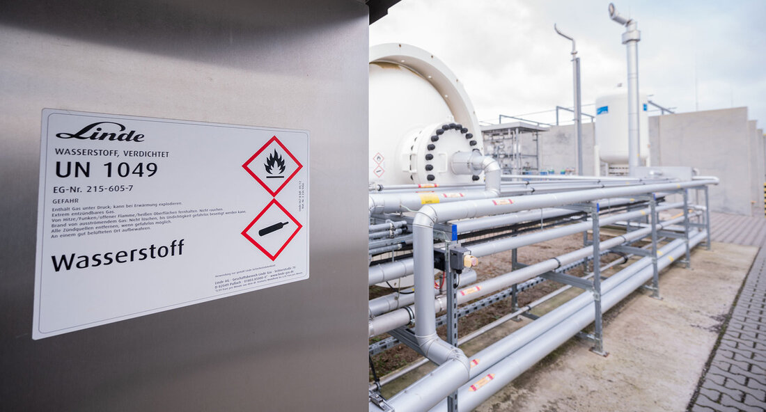 Die Bedeutung von Wasserstoff als Treibstoff für eine klimaneutrale Industriegesellschaft wurde beim zweiten Spitzengespräch zur Wasserstoffinfrastruktur von Ministerpräsident Winfried Kretschmann hervorgehoben. Baden-Württemberg strebt bis zum Jahr 2040 an, klimaneutral zu sein, und möchte deshalb frühzeitig an ein deutsches und europäisches Wasserstoffnetz angeschlossen werden. Seit Dezember 2022 führt die Landesregierung intensive Gespräche mit dem Beirat Wasserstoff-Roadmap BW, dem Unternehmensdialog Energiewende und weiteren Akteuren aus Wissenschaft, Wirtschaft, Verbänden und Kommunen. Ziel dieser Dialoge ist es, die Bedeutung von Wasserstoff für den Klimaschutz und die Wirtschaft zu diskutieren. Im Rahmen des zweiten Spitzengesprächs Wasserstoff wurde eine Gemeinsame Erklärung unterzeichnet, in der unter anderem …