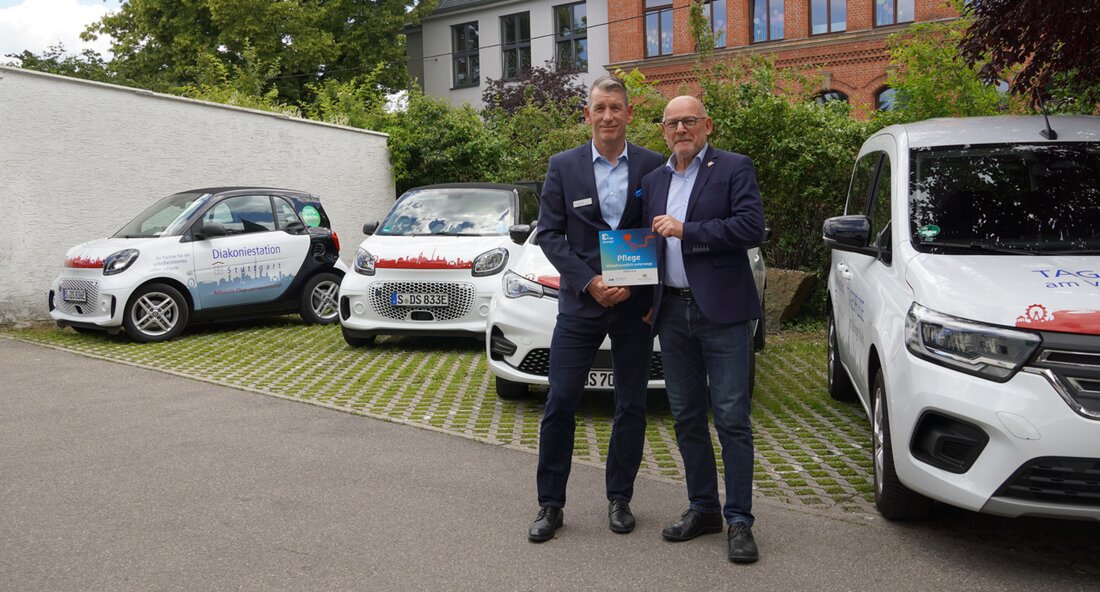 Das Land Baden-Württemberg hat ein neues Förderprogramm angekündigt, das bis zu 1.000 Elektro-Fahrzeuge für Pflegedienste subventionieren wird. Verkehrsminister Winfried Hermann stellte das Programm namens „BW-e-Pflegefahrzeuge“ vor und betonte, dass dieses dazu beitragen wird, Fahrzeuge mit klimaschädlichen Verbrennungsmotoren durch emissionsfreie Elektro-Autos zu ersetzen. Das Förderprogramm zielt darauf ab, die Preisdifferenz zwischen Fahrzeugen mit Verbrennungsmotoren und Elektrofahrzeugen teilweise auszugleichen. Kleine E-Autos sind besonders gut für Pflege- und Sozialdienste geeignet, da sie täglich viele Fahrten in städtischen und ländlichen Gebieten durchführen müssen. Minister Hermann betonte, dass es derzeit zu wenig erschwingliche Elektroautos auf dem Markt gibt und die Preise oft nicht konkurrenzfähig sind. …