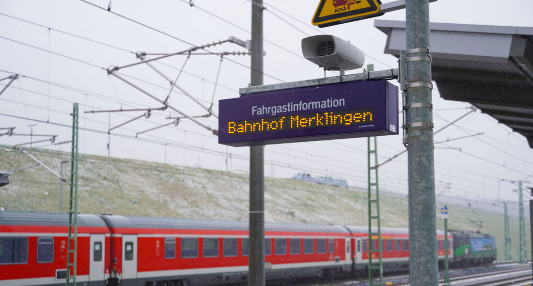 Förderung von Bahnhofsanlagen in Baden-Württemberg: Ein Schritt zu einer attraktiveren Mobilität Baden-Württemberg setzt ein starkes Signal für die Modernisierung seiner Bahnhöfe. Das Landesverkehrsministerium hat mit der Einführung der neuen Stationsrichtlinie einen wichtigen Schritt in der Förderung des Kaufs und der Modernisierung von Bahnstationen initiiert. Dieses neue Fördermodul innerhalb des Bahnhofsmodernisierungsprogramms II richtet sich speziell an Kommunen und Privatpersonen, die nicht mehr im Besitz der Deutschen Bahn sind. Verkehrsminister Winfried Hermann unterstrich die Relevanz dieser Initiative: „Wir haben bereits viele positive Beispiele, in denen engagierte Gemeindeverwaltungen und Privatpersonen ehemalige Bahnhofsgebäude revitalisiert haben. Im Gegenzug gibt es jedoch auch viele Bahnhöfe, die &hellip;