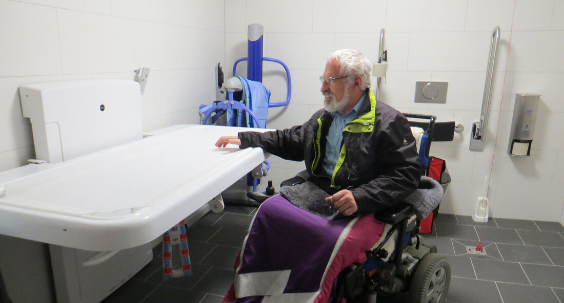Baden-Württemberg fördert „Toiletten für Alle“ erneut: Ein wichtiger Schritt für die Teilhabe von Menschen mit Schwerbehinderungen Das Ministerium für Soziales, Gesundheit und Integration in Baden-Württemberg hat angekündigt, die Ausstattung öffentlicher Toiletten für Menschen mit schweren Behinderungen erneut mit bis zu 200.000 Euro zu fördern. Diese Initiative ist Teil des Engagements des Landes, Barrierefreiheit in öffentlichen Räumen zu verbessern und soziale Teilhabe für alle zu ermöglichen. Baden-Württemberg ist ein Vorreiter in Deutschland, wenn es um die Einrichtung von sogenannten „Toiletten für Alle“ geht. Bisher wurden in dem Bundesland bereits 85 solche Toilettenanlagen finanziell unterstützt, mit weiteren sechs in Planung oder Umsetzung. …