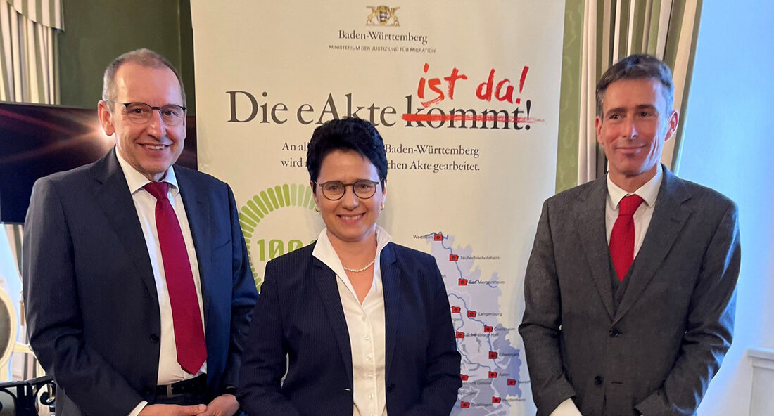 Baden-Württemberg führt flächendeckend die vollelektronische Gerichtsakte ein Baden-Württemberg hat als erstes Bundesland flächendeckend die vollelektronische Gerichtsakte eingeführt. Mit dieser Maßnahme arbeiten nun alle Gerichte im Land erstmals mit der elektronischen Akte. Die letzte Einführung fand am Amtsgericht St. Blasien statt, dem kleinsten Gericht des Landes. Zeitgleich wurden auch die Amtsgerichte in Bad Säckingen und Schönau ausgestattet. Ministerin der Justiz und für Migration Marion Gentges gab offiziell den Startschuss für die Einführung der vollelektronischen Akte. Die Einführung der elektronischen Akte markiert einen wichtigen Meilenstein auf dem Weg zu einer modernen Justiz. Die Ministerin betonte, dass die vollelektronische Aktenführung die Übermittlung beschleunigen …