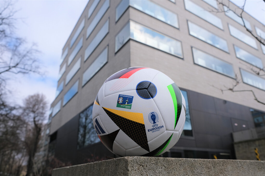 Baden-Württemberg ist auf die UEFA Euro 2024 gut vorbereitet und startklar für den Anpfiff. Mit über 3.000 zusätzlichen Einsatzkräften und mehreren hundert zusätzlichen Einsatzfahrzeugen aus der gesamten Blaulichtfamilie ist das Land bereit, die Sicherheit während des Fußballturniers zu gewährleisten. Die Europameisterschaft wird vom 14. Juni bis 14. Juli 2024 in Deutschland stattfinden, wobei Stuttgart als Austragungsort für fünf der insgesamt 51 Spiele dient. Die Sicherheitskräfte müssen Reisebewegungen der Mannschaften bedenken, da einige Nationalmannschaften dauerhaft in Baden-Württemberg ansässig sein werden. Die öffentliche Sicherheit hat höchste Priorität, insbesondere bei als kritisch eingestuften Spielen wie Deutschland gegen Ungarn und Schottland gegen Ungarn. Die …