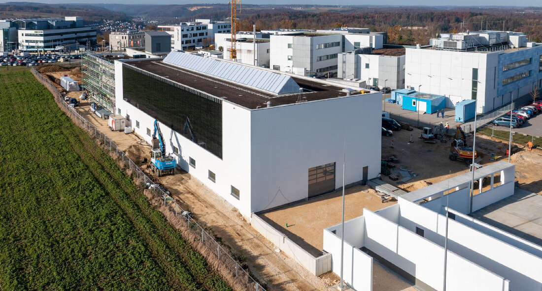 Baden-Württemberg fördert die Forschung im Bereich der Wasserstofftechnologie und Brennstoffzellentechnik mit 7,2 Millionen Euro, um die serientaugliche Produktion von Brennstoffzellenprodukten voranzutreiben. Das Ministerium für Umwelt, Klima und Energiewirtschaft unterstützt das Fraunhofer-Institut für Solare Energiesysteme (ISE), das Zentrum für Sonnenenergie- und Wasserstoff-Forschung Baden-Württemberg (ZSW) und das Forschungszentrum Informatik Karlsruhe (FZI) in ihrem Bestreben, die erfolgreiche Arbeit des Projekts &#8222;Forschungsfabrik für Wasserstofftechnologie und Brennstoffzellentechnik&#8220; (HyFaB) fortzusetzen. Die beiden nun geförderten Projekte, &#8222;Robo-MEA-Prep&#8220; und &#8222;HyFaB3&#8220;, bauen auf den Erfahrungen der ersten beiden HyFaB-Projekte auf und konzentrieren sich auf die Herstellung von Membran-Elektroden-Einheiten (MEA) und die Etablierung von Referenz-Herstellprozessen. Ziel ist es, die Herstellung &hellip;