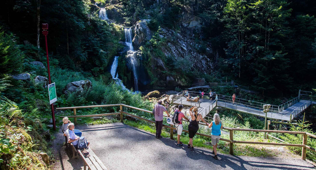 Das Land Baden-Württemberg investiert im Jahr 2024 knapp 12 Millionen Euro in insgesamt 37 lokale touristische Projekte, um die Schaffung hochwertiger und zukunftsorientierter Tourismuseinrichtungen in den Kommunen zu unterstützen. Diese Maßnahme unterstreicht die Bedeutung des Tourismus als wesentlichen Wirtschaftsfaktor für das Land. Die Förderung dieser Projekte ist entscheidend, um den Tourismussektor in Baden-Württemberg langfristig resilient und nachhaltig zu gestalten. Dr. Patrick Rapp, Staatssekretär im Ministerium für Wirtschaft, Arbeit und Tourismus, betont die Wichtigkeit von hochwertigen touristischen Infrastrukturen, um die Position Baden-Württembergs als Tourismusdestination im globalen Wettbewerb zu stärken. Die Investitionsbereitschaft der Kommunen in die touristische Infrastruktur vor Ort wird in …