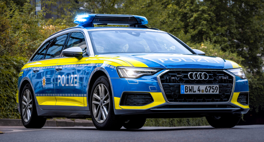 Baden-Württemberg investiert in die Sicherheit des Landes: Neue hochmoderne Einsatzfahrzeuge für die Polizei Baden-Württemberg setzt weiterhin auf die Sicherheit seiner Bürgerinnen und Bürger und hat kürzlich die Vorstellung von knapp 1.000 neuen hochmodernen Einsatzfahrzeugen für die Polizei bekannt gegeben. Die komplette neue Fahrzeugflotte wurde kürzlich in Stuttgart präsentiert. Der stellvertretende Ministerpräsident und Innenminister Thomas Strobl betonte bei der Vorstellung die Bedeutung einer bestmöglichen technischen Ausstattung für die Polizistinnen und Polizisten, die täglich für Sicherheit sorgen. Besonders bemerkenswert ist, dass von den neuen Fahrzeugen rund 150 rein elektrische Fahrzeuge und 113 Fahrzeuge mit Plug-In-Hybridantrieb sind. Diese Maßnahme unterstreicht nicht nur das …