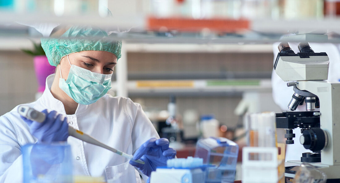Baden-Württemberg investiert in praxisnahe Forschung an Hochschulen für Angewandte Wissenschaften Baden-Württemberg setzt ein starkes Zeichen für die praxisnahe Forschung an den Hochschulen für Angewandte Wissenschaften (HAWen) im Land. In einer kürzlich veröffentlichten Pressemitteilung gab die Landesregierung bekannt, dass rund zehn Millionen Euro für die Anschaffung neuer Großgeräte bereitgestellt werden. Diese Finanzierung erfolgt sowohl aus Mitteln der Europäischen Union als auch aus landeseigenen Quellen. Die Unterstützung zielt darauf ab, die Forschungsinfrastruktur in verschiedenen innovativen Bereichen auszubauen. Die bewilligten Forschungsgeräte decken ein breites Spektrum an Anwendungsbereichen ab. Dazu gehören unter anderem die Herstellung nachhaltiger Folien und Batterieelektroden sowie fortschrittliche Methoden zur Hautkrebs-Diagnostik. &hellip;