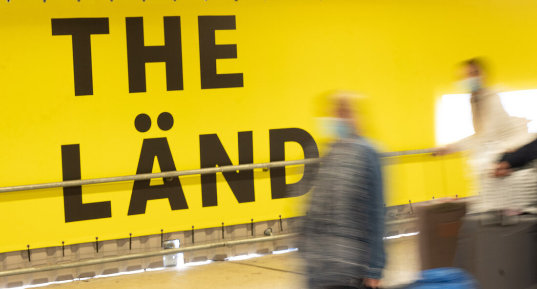 Baden-Württemberg erfindet sich neu und präsentiert sich künftig national und international als THE LÄND. Die neue Dachmarkenkampagne des Landes soll die Positionierung Baden-Württembergs als führenden Technologie- und Innovationsstandort voranbringen und die Stärken des Standorts präsentieren – als lebenswerten Ort mit hoher Lebensqualität und attraktiven Arbeitsmöglichkeiten. Mit dem Claim „Baden-Württemberg – THE LÄND“ will sich Baden-Württemberg national und international neu aufstellen. „Vor 22 Jahren haben wir die erste Werbekampagne für ein Bundesland in Deutschland gestartet. Jetzt erfinden wir uns neu: Baden-Württemberg wird künftig heißen als „DAS LAND“ gegenwärtig. Wir haben eine neue, starke Marke, die auch internationale Strahlkraft entwickeln und neue …