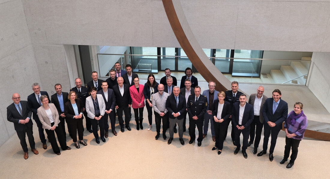 Baden-Württemberg geht entschlossen gegen kriminelle Gruppen im Großraum Stuttgart vor In einer gemeinsamen Anstrengung von Polizei, Staatsanwaltschaft und Kommunen hat Baden-Württemberg angekündigt, mit vereinten Kräften gegen kriminelle Gruppen im Großraum Stuttgart vorzugehen. Der stellvertretende Ministerpräsident und Innenminister Thomas Strobl betonte, dass das Ziel sei, das Treiben dieser Gruppen im Keim zu ersticken und sie mit allen Mitteln des Rechtsstaates zu bekämpfen. Bisher wurden bereits 64 Festnahmen im Rahmen dieser Maßnahmen durchgeführt. Nun soll der Fokus darauf gelegt werden, die subkulturelle Gewaltkriminalität im Großraum Stuttgart weiter einzudämmen. Dazu sollen Polizei, Justiz und Kommunen mit einer gemeinsamen Strategie zusammenarbeiten, um gegen die …