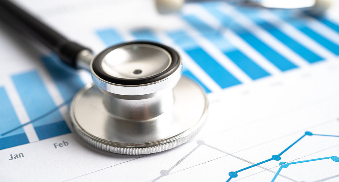 Die Gesundheitsindustrie in Baden-Württemberg gewinnt an Bedeutung Die Gesundheitsindustrie in Baden-Württemberg, bestehend aus den Branchen Pharma, Medizintechnik und Biotechnologie, gewinnt zunehmend an Bedeutung und entwickelt sich zu einem entscheidenden Wachstumstreiber und Jobmotor. Dies geht aus aktuellen Daten des Statistischen Landesamts hervor, die im Vorfeld des Weltgesundheitstags am 7. April 2024 veröffentlicht wurden. Die Wirtschaftsministerin Dr. Nicole Hoffmeister-Kraut betonte die Bedeutung dieses Trends für Baden-Württemberg und hob hervor, dass die Gesundheitsindustrie neben den Leitbranchen Maschinenbau und Automobilindustrie eine wichtige Stabilität im Wirtschaftssektor des Landes bietet. Sie wies jedoch auch auf die Herausforderungen hin, denen die Branche gegenübersteht, darunter die zunehmende Bürokratie …