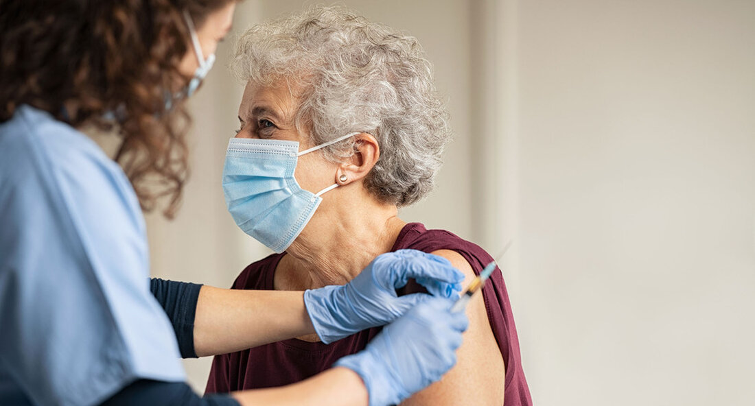 Personen, die mit dem Johnson & Johnson-Impfstoff geimpft wurden, können nach vier Wochen eine zweite Impfung mit einem mRNA-Impfstoff erhalten. Eine Impfung gegen das Coronavirus und gegen Grippe ist nun gleichzeitig möglich. Nach einer Beschluss der Gesundheitsministerkonferenz und ein entsprechendes Stellungnahme der Ständigen Impfkommission (STIKO) Baden-Württemberg passt seine Impfempfehlungen an. Beispielsweise können Personen, die eine Corona-Impfung mit dem Impfstoff von Johnson & Johnson erhalten haben, ab vier Wochen nach der ersten Impfung eine Auffrischimpfung mit einem mRNA-Impfstoff von Biontech/Pfizer oder Moderna erhalten. Damit soll der Impfschutz verbessert werden. Mit Stand Mittwoch, 13. Oktober 2021, waren in Baden-Württemberg 418.598 Menschen mit …