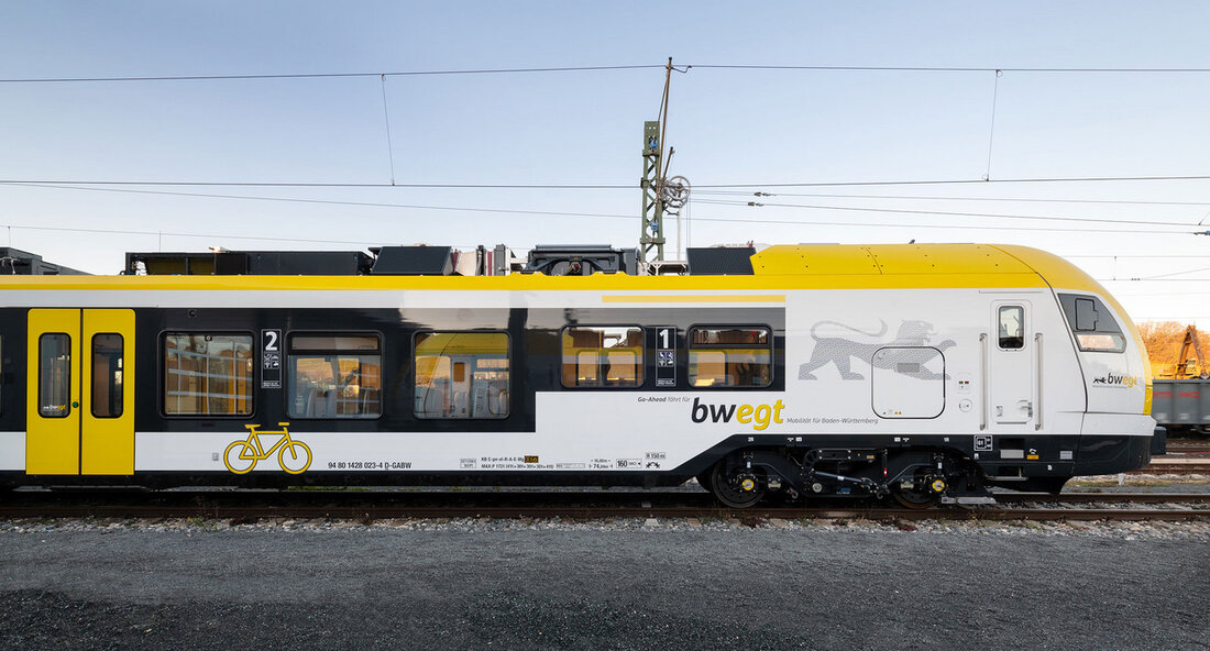 Baden-Württemberg plant das Ende des Dieselantriebs auf der Schiene und setzt auf elektrische und batterieelektrische Züge. Das Ministerium für Verkehr und die Landesanstalt für Schienenfahrzeuge haben am 11. Dezember 2023 das Vergabeverfahren für 120 elektrische und batterieelektrische Triebzüge gestartet. Diese neuen Züge sollen ab 2029 landesweit zum Einsatz kommen. Verkehrsminister Winfried Hermann betonte die Bedeutung der Umstellung auf klimaneutrale Antriebe im Schienenverkehr. Die Entscheidung für elektrische und batterieelektrische Züge ist ein wichtiger Schritt in Richtung Nachhaltigkeit und Klimaschutz. Die Züge werden über einen Zeitraum von 30 Jahren mit Wartung und Pflege vom Hersteller ausgestattet und sollen auch die Digitalisierung der …