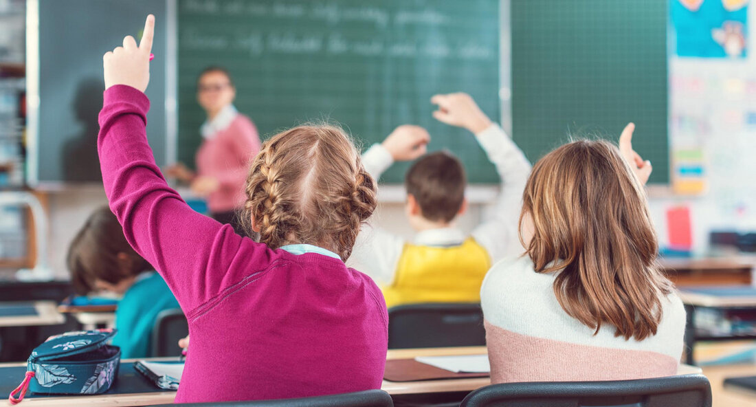 Die Landesregierung von Baden-Württemberg hat eine umfangreiche Bildungsreform auf den Weg gebracht, die die Schullandschaft im Bundesland grundlegend verändern soll. Besonders im Fokus stehen Kinder mit weniger guten Startbedingungen, um auch ihnen eine gerechte Bildungschance zu ermöglichen. Ein weiterer Schwerpunkt der Reform ist die Einführung eines neuen neunjährigen Gymnasiums. Das neue Schulgesetz, das nun in die Anhörungsphase geht, beinhaltet zahlreiche Neuerungen, die bereits im Ministerrat am Dienstag, 23. Juli 2024, freigegeben wurden. Ein wesentlicher Aspekt der Reform ist die Betonung des Anfangs der Schulkarriere, noch vor dem Schuleintritt, um frühzeitig Maßnahmen zur Chancengleichheit zu ergreifen. Die geplanten Neuerungen könnten weitreichende …