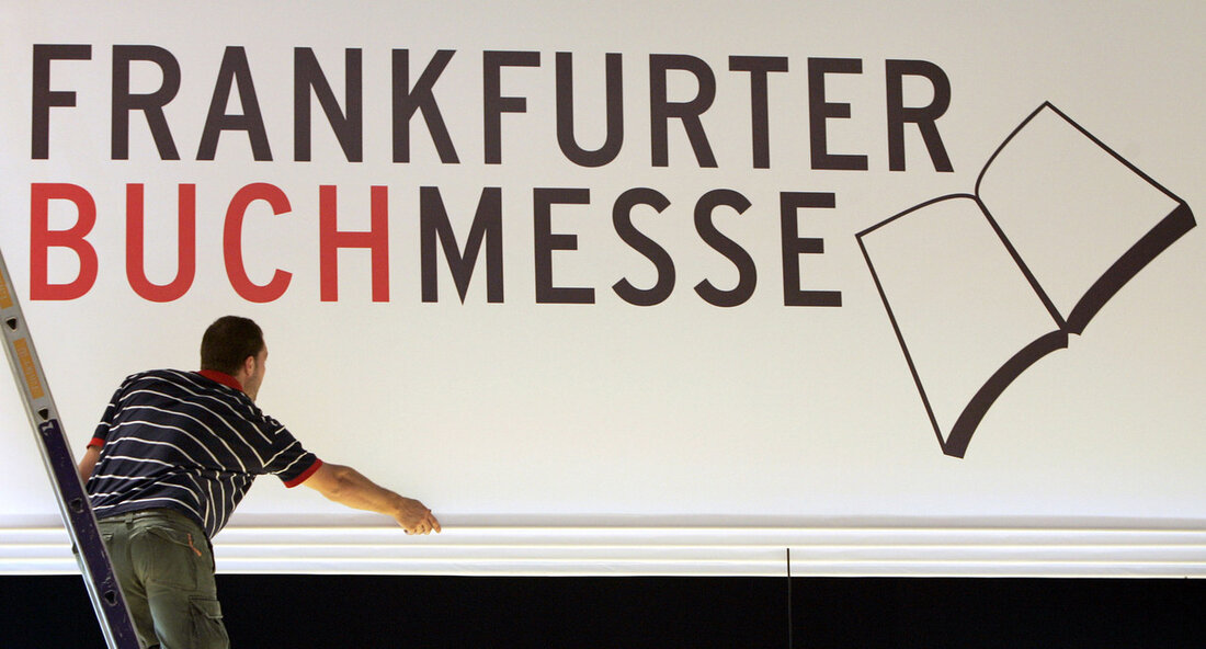 Baden-Württemberg auf der Frankfurter Buchmesse: Ein Treffpunkt für Innovation und Kreativität in der Buchbranche Die Frankfurter Buchmesse, eines der bedeutendsten Events der internationalen Buch- und Verlagslandschaft, öffnet in diesem Jahr wieder ihre Tore. Baden-Württemberg wird erneut mit einem eigenen Stand vertreten sein und bietet Besucherinnen und Besuchern die Möglichkeit, ein Sortiment ausgewählter innovativer Produkte sowie kreativer Dienstleistungen für die Buch- und Verlagsbranche kennenzulernen. Die Initiative des baden-württembergischen Standes zeigt einmal mehr das Engagement des Bundeslandes, sich als Schnittstelle zwischen Tradition und Innovation in der Verlagswelt zu positionieren. Auf der Messe werden zahlreiche Aussteller, darunter Verlage, Start-ups und Dienstleister, ihre neuesten …