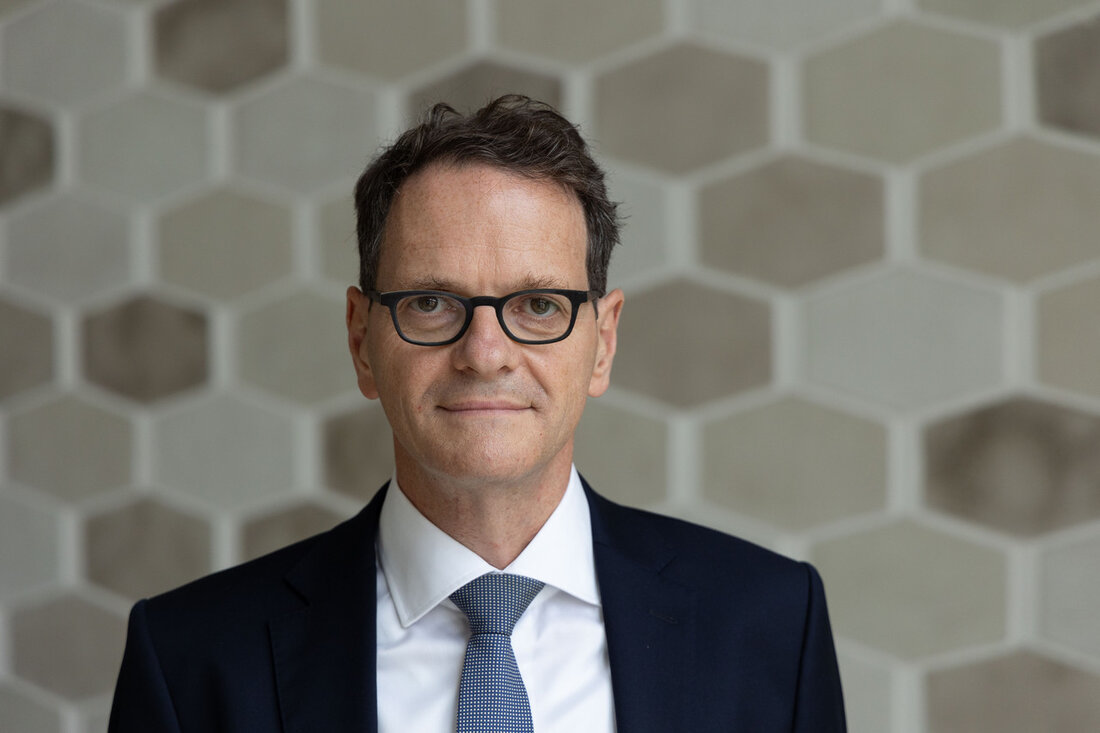 Ministerialdirektor Michael Kleiner bewirbt Baden-Württemberg beim Economic Forum in Karpacz Karpacz, Polen – Im Rahmen seiner zweitägigen Reise zum Economic Forum, das als größte Begegnungsplattform in Mittelosteuropa gilt, wirbt Ministerialdirektor Michael Kleiner für den Wirtschaftsstandort Baden-Württemberg. Vom 3. bis 5. September 2024 findet die bedeutende Veranstaltung in Karpacz im Südwesten Polens statt, oft auch als „polnisches Davos“ bezeichnet. Ziel ist es, die wirtschaftlichen Beziehungen zwischen Baden-Württemberg und Polen weiter zu vertiefen und neue Kooperationsmöglichkeiten auszuloten. Kleiner, der das Ministerium für Wirtschaft, Arbeit und Tourismus vertritt, nimmt an mehreren Diskussionen teil, in denen er die Stärken Baden-Württembergs hervorheben wird, insbesondere in …