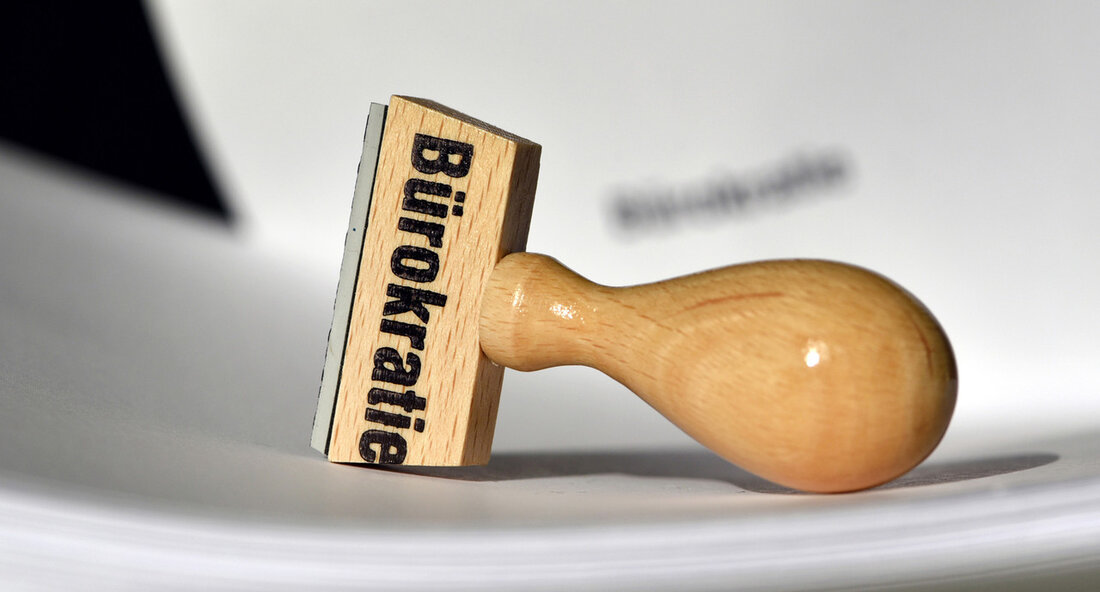 Baden-Württemberg startet Initiative zur Entlastung von Unternehmen und Verwaltung Die Entlastungsallianz für Baden-Württemberg hat Unternehmen und Verwaltung dazu aufgerufen, belastende Berichts- und Dokumentationspflichten zu melden. Das Ziel dieser Initiative ist es, zu prüfen, ob bestimmte Vorgaben verzichtbar sind oder zumindest vereinfacht werden können. Die Partner der Entlastungsallianz möchten Richtlinien aufspüren, bei denen der Aufwand in keinem angemessenen Verhältnis zum verfolgten Zweck steht. Die eingereichten Meldungen werden systematisch geprüft, um zu ermitteln, ob die jeweiligen Vorgaben entbehrlich sind oder vereinfacht werden können. Dr. Nicole Hoffmeister-Kraut, Ministerin für Wirtschaft, Arbeit und Tourismus, betonte die Bedeutung der Beteiligung von Unternehmen in diesem Prozess. …