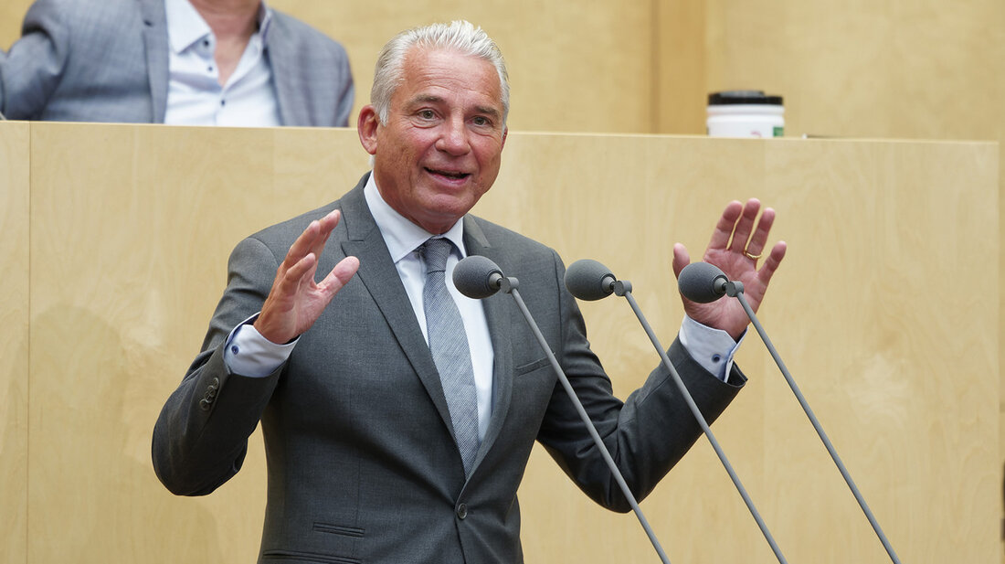 Baden-Württemberg schließt sich einer Bundesratsinitiative aus Hessen an, die darauf abzielt, den Bevölkerungsschutz zu stärken. Der stellvertretende Ministerpräsident und Innenminister Baden-Württembergs, Thomas Strobl, betonte die Notwendigkeit, den Bevölkerungsschutz in Zeiten von Krisen zu verbessern und forderte ein Sondervermögen in Höhe von zehn Milliarden Euro für den Bevölkerungsschutz über die nächsten zehn Jahre. Der Bund wurde aufgefordert, seine Bemühungen in diesem Bereich zu intensivieren. Die Bundesratsinitiative aus Hessen, der sich auch Baden-Württemberg angeschlossen hat, zielt darauf ab, den Bevölkerungsschutz zu verbessern und die Zusammenarbeit zwischen Bund und Ländern in diesem Bereich zu verstärken. Angesichts der aktuellen geopolitischen Lage und sicherheitspolitischen Herausforderungen …