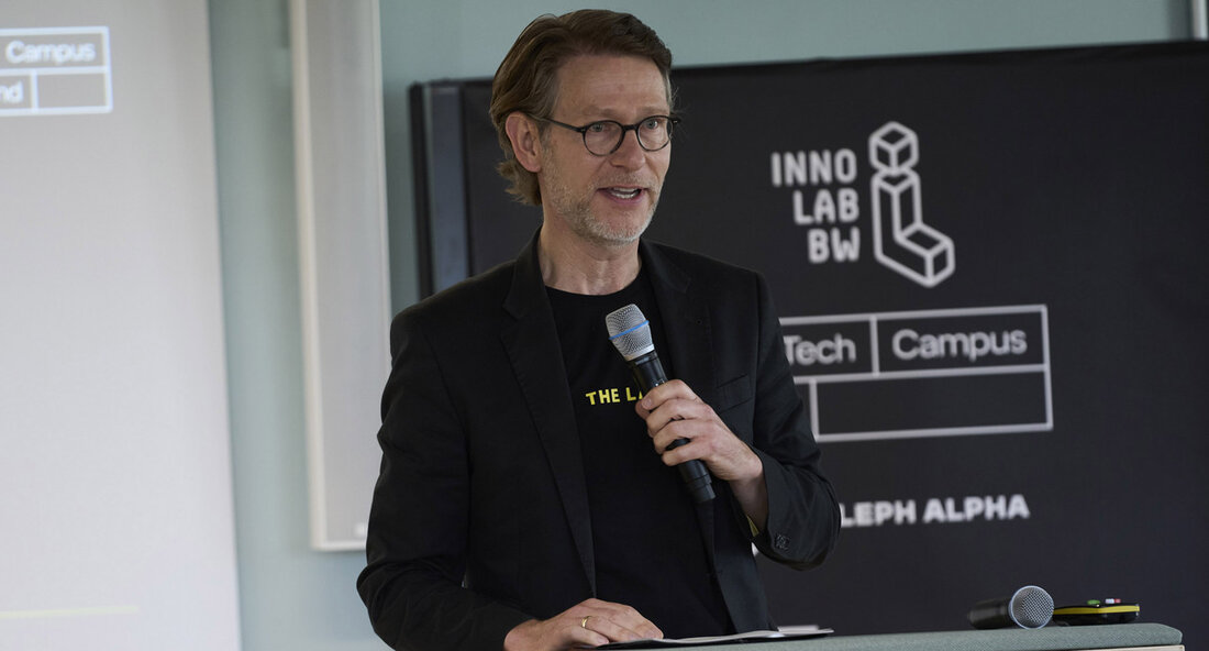 Baden-Württemberg führt mit dem neuen F13 KI-Assistenzsystem eine innovative Technologie in der Landesverwaltung ein, die die Mitarbeitenden bei ihrer täglichen Arbeit unterstützt und entlastet. Die Vorstellung des F13 am 25. Juli 2024 im IPAI SPACES in Heilbronn markiert einen bedeutenden Meilenstein in der Digitalisierung der öffentlichen Verwaltung und setzt neue Maßstäbe in der Modernisierung des Verwaltungswesens. Mit der Einführung des F13 wird Baden-Württemberg das erste Bundesland sein, das den Mitarbeitern KI-Werkzeuge im eigenen Rechenzentrum zur Verfügung stellt. Dies zeigt das Engagement des Landes für Effizienz und Transparenz, was sowohl den Bürgern als auch der Verwaltung zugutekommen wird. Die Zusammenarbeit mit …