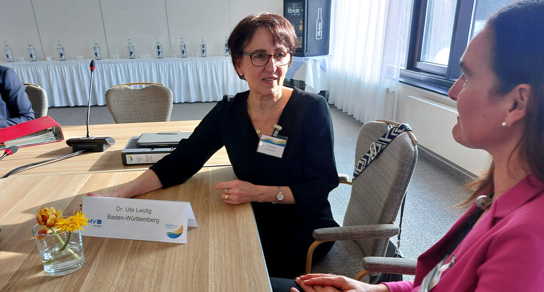 Baden-Württemberg setzt sich erfolgreich für ehemalige Ortskräfte ein Auf der 19. Integrationsministerkonferenz in Rostock hat Baden-Württemberg erfolgreich einen eigenen Antrag für die Interessen ehemaliger Ortskräfte aus Afghanistan und anderen Ländern eingebracht. Die Konferenz fand am 20. und 21. März 2024 statt und wurde von der Staatssekretärin im Ministerium für Soziales, Gesundheit und Integration, Dr. Ute Leidig, vertreten. In dem Antrag forderte Baden-Württemberg eine verbesserte Unterstützung für ehemalige Ortskräfte, die in Deutschland eine besondere Verantwortung haben. Obwohl sie eine Aufenthaltserlaubnis aus politischen Gründen erhalten, haben sie bisher keinen Anspruch auf einen Integrationskurs. Das Land mahnte dringenden Handlungsbedarf seitens des Bundes an. …