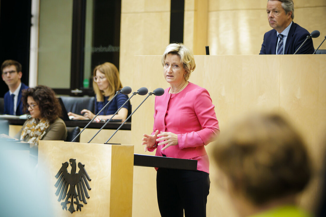 Die Bundesregierung hat sich für die Stärkung der pharmazeutischen Industrie in Deutschland eingesetzt, indem sie das Medizinforschungsgesetz (MFG) befürwortet hat. Dies wurde am 17. Mai 2024 im Bundesrat diskutiert und von der Wirtschaftsministerin Dr. Nicole Hoffmeister-Kraut unterstützt. Sie sieht in den geplanten Maßnahmen eine große Chance für die medizinische Forschung in Deutschland. Die geplanten Maßnahmen des Medizinforschungsgesetzes sollen dazu beitragen, den Standort Deutschland wieder attraktiver für klinische Studien zu machen und damit auch für pharmazeutische Unternehmen. Deutschland hat in den letzten Jahren bei der Durchführung klinischer Studien an Attraktivität verloren, unter anderem aufgrund komplizierter Genehmigungsverfahren und uneinheitlicher Bewertungen. Das Medizinforschungsgesetz …