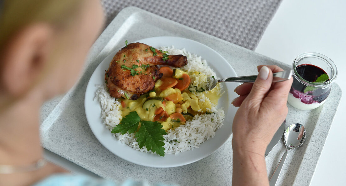 Das Land Baden-Württemberg setzt mit dem Projekt „Bio gemeinsam genießen“ wichtige Impulse für mehr regionales Bio in der Gemeinschaftsverpflegung. Insgesamt wurden 16 Einrichtungen, Betriebe und Caterer für das Projekt ausgewählt. Das Ziel ist es, den Bio-Anteil auf mindestens 30 Prozent zu erhöhen und gleichzeitig die Menge regionaler Lebensmittel zu steigern. Dies soll die Nachfrage nach Bio-Lebensmitteln aus Baden-Württemberg ankurbeln und die regionale Wertschöpfung stärken. Die Bio-Zertifizierung und die Zertifizierung nach den Qualitätsstandards der Deutschen Gesellschaft für Ernährung sind wichtige Meilensteine für die Verpflegung. Das Projekt zielt außerdem darauf ab, Lebensmittelabfälle zu reduzieren, die Frischküche zu stärken und die Kommunikationsstrukturen zu …