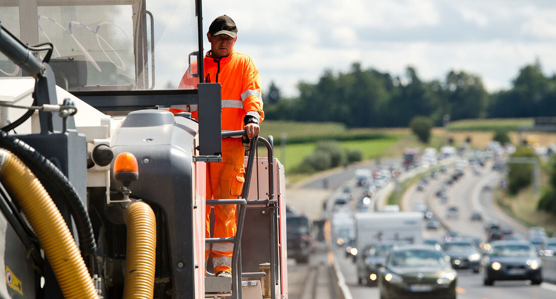 Das Verkehrsministerium Baden-Württemberg hat kürzlich sein Sanierungsprogramm für das Jahr 2024 vorgestellt und angekündigt, dass insgesamt rund 290 neue Erhaltungsmaßnahmen im Bundes- und Landesstraßennetz des Landes begonnen werden. Verkehrsminister Winfried Hermann betonte dabei die kontinuierliche Sanierung und Instandhaltung der Straßeninfrastruktur, um den Zustand des Straßennetzes auf einem angemessenen Niveau zu halten. Seit dem Paradigmenwechsel im Jahr 2011, bei dem der Fokus auf Erhaltung und Sanierung vor Umbau, Ausbau und Neubau gelegt wurde, ist es gelungen, den Zustand des Straßennetzes in Baden-Württemberg weitgehend konstant zu halten. Diese Strategie hat dazu beigetragen, Schäden frühzeitig zu erkennen und zu beheben, bevor größere und …